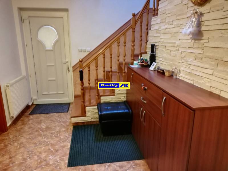 vstupná chodba a schodisko do podkrovia