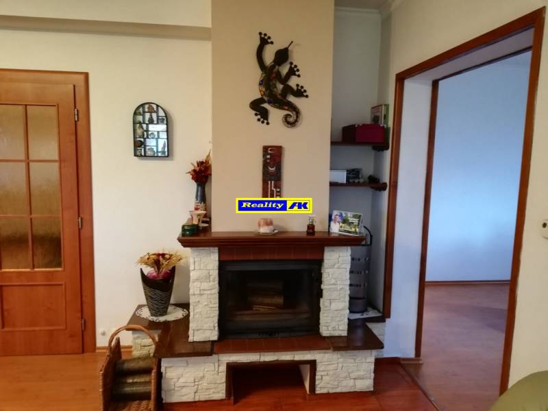 obývacia izba s kozubom