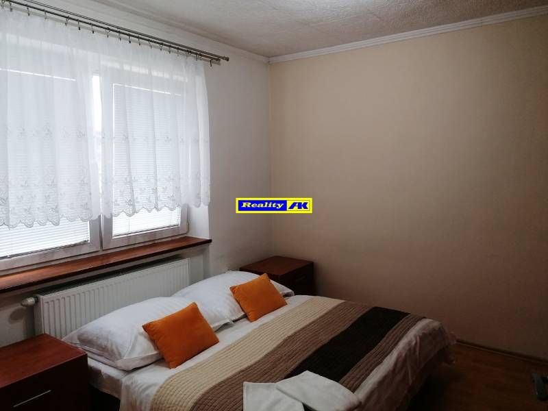 spálňa vľavo poschodie