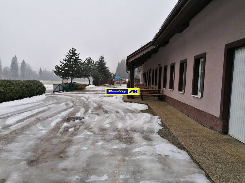 penzión, sedenie vonku a parkovacie miesta