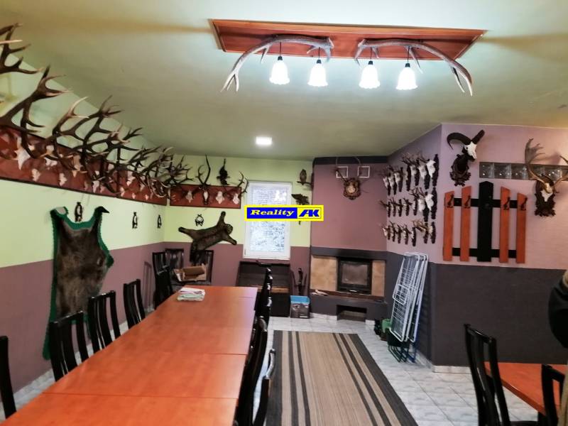 Poľovnícky salónik s barom a krbom - 30 miest