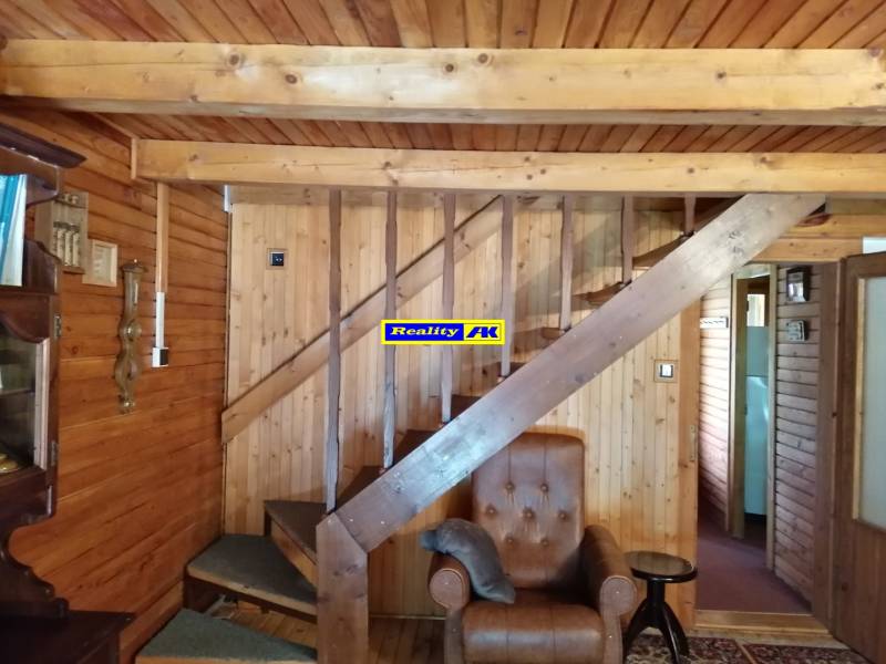 obývačka a schodisko na poschodie