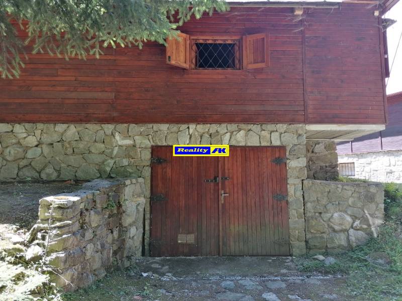 Chata a vchod do garáže