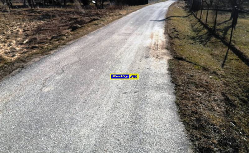 prístupová asfaltová cesta 