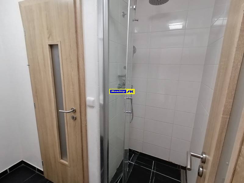 kúpeľňa a vchod do WC