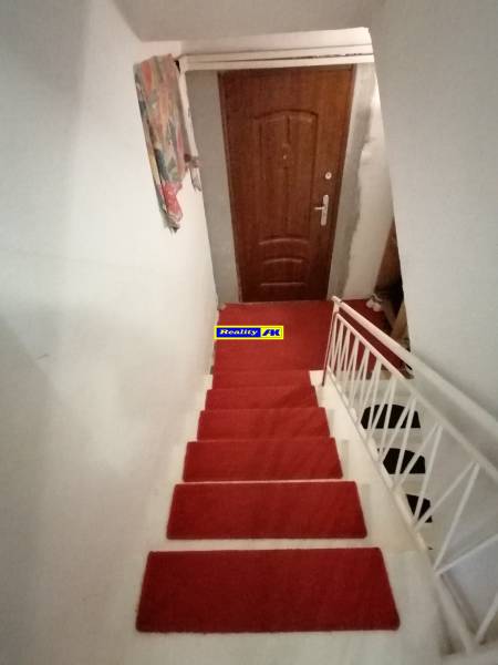schodisko z verandy na prízemie