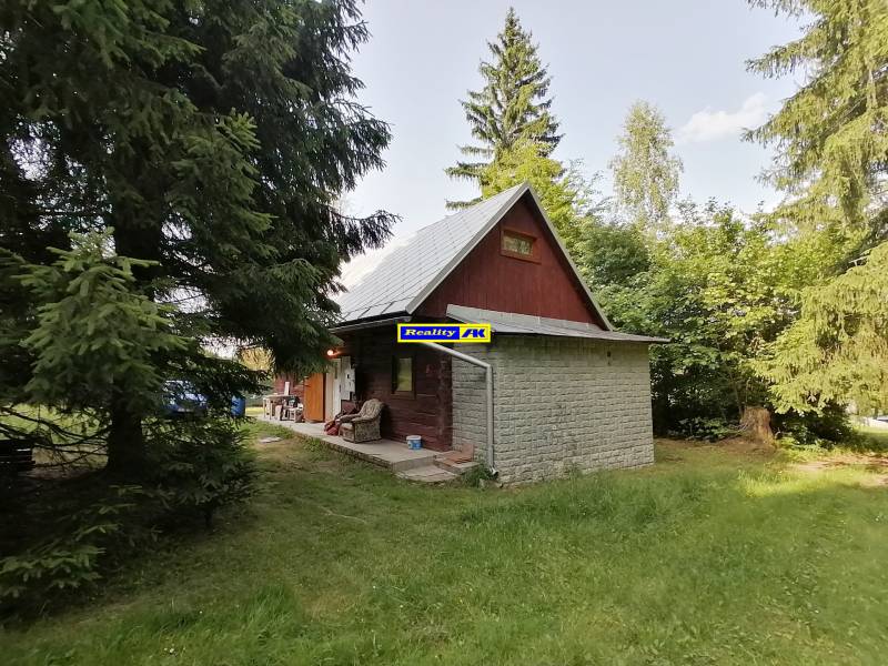Chata obklopená zeleňou v oblasti Martina na ulici Vrútky.