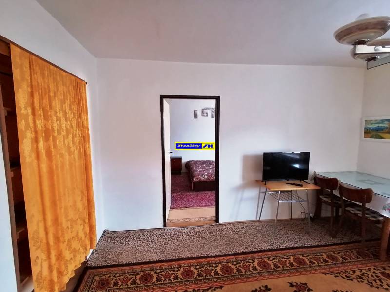 obývačka, prechod do spálňa