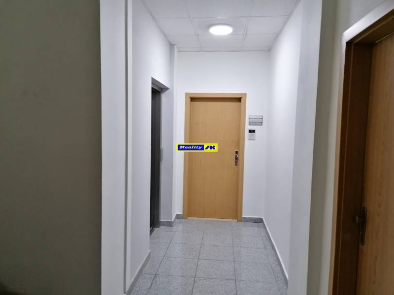vchod do kancelária a výťah