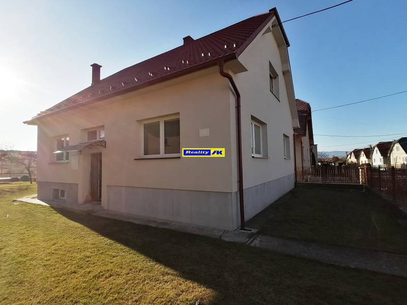 rodinný dom dvor a predzáhradka