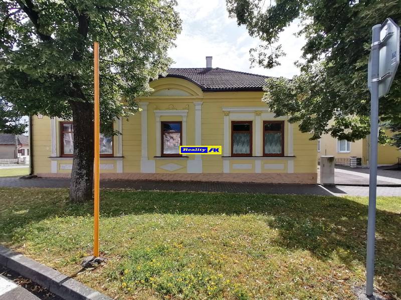 Rodinný dom na ulici Mošovce, Turčianske Teplice obklopený stromami.