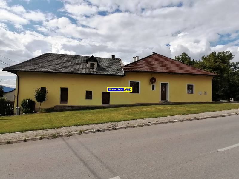Rodinný dom v Mošovciach, Turčianske Teplice, so žltou fasádou a šikmou strechou.