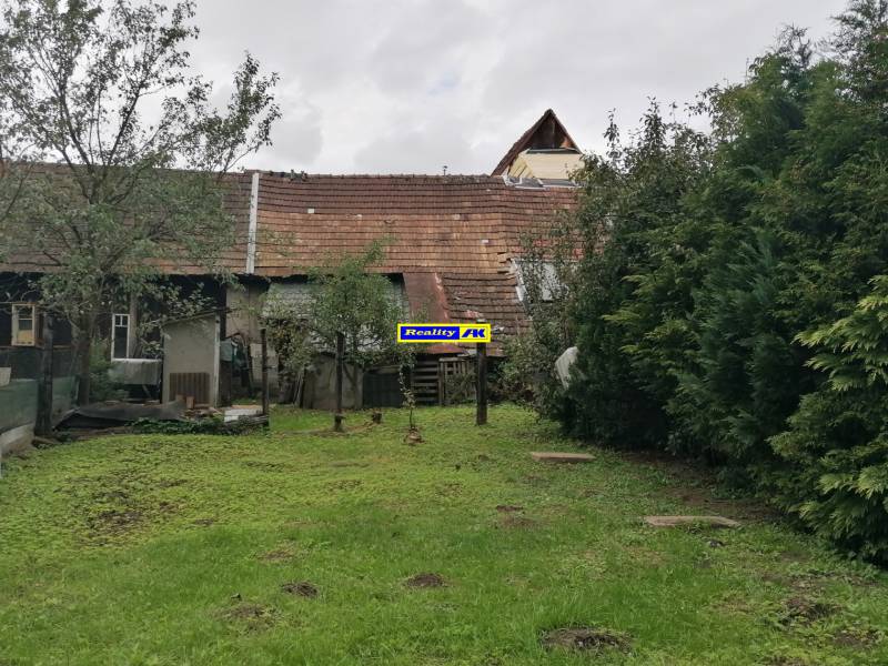 pohľad na humno zo záhrady