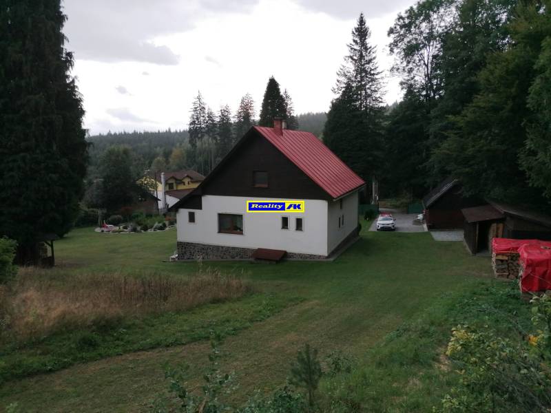 Rodinný dom s červenou strechou uprostred prírody na Rekreačných pozemkoch v Martine.