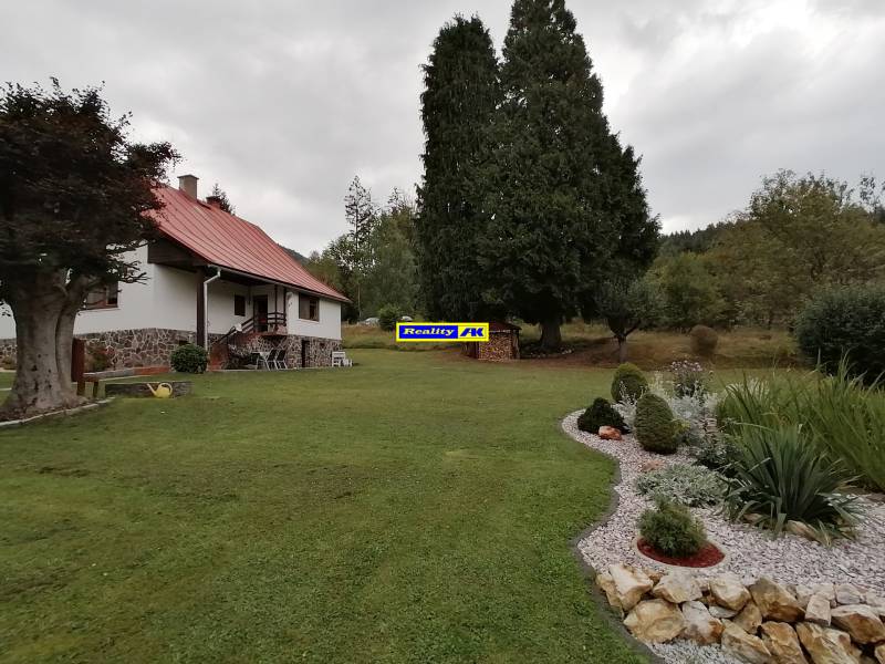 dom na Rekreačných pozemkoch na Hrdinov SNP v Martine s udržiavanou záhradou a stromami.