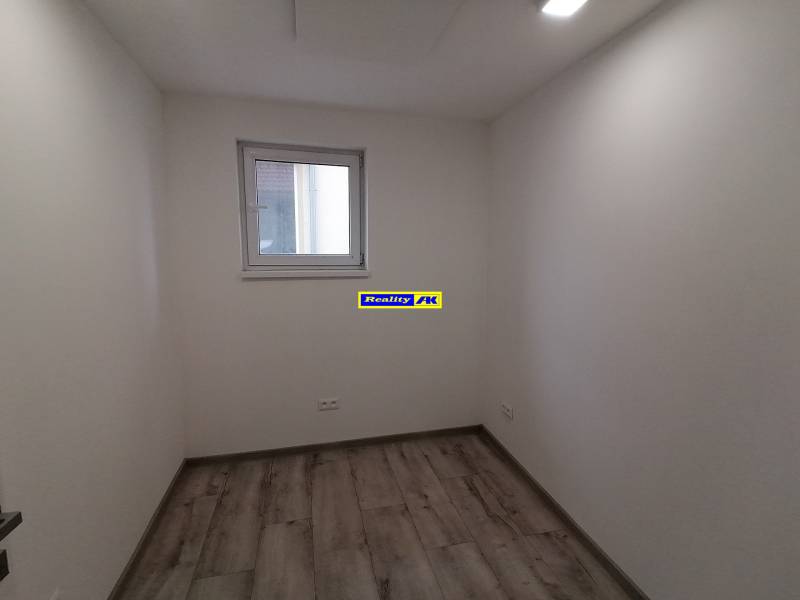 šatník, alebo môže byť izba