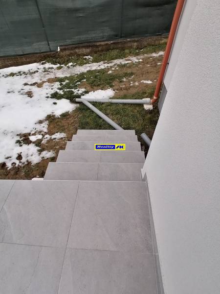 schody z terasa do záhrady