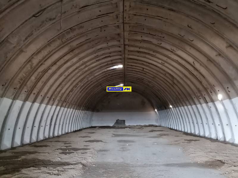 Oblúková hala s betónovou podlahou určená pre sklady a haly.