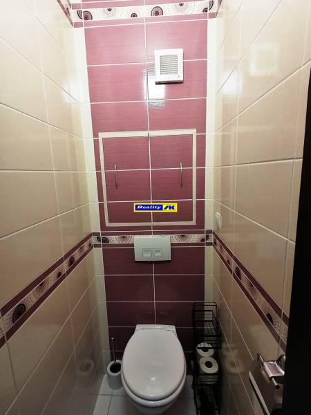 Kúpeľňa v 3-izbovom byte s farebnými obkladmi a toaletou.