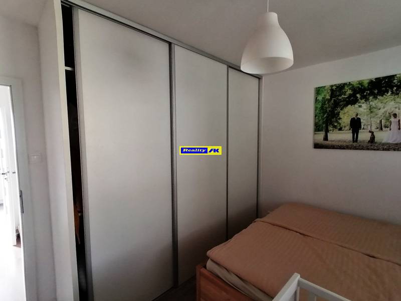 spálňa vstavaná skriňa