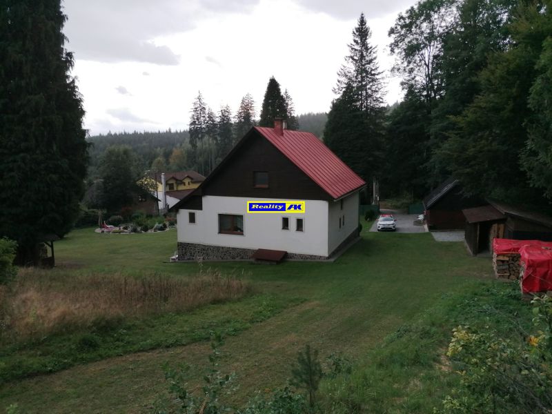 Rodinný dom s červenou strechou uprostred prírody na Rekreačných pozemkoch v Martine.