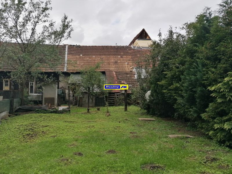 pohľad na humno zo záhrady
