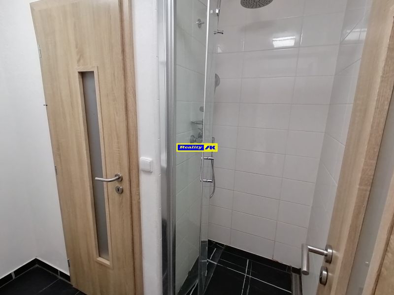 kúpeľňa a vchod do WC