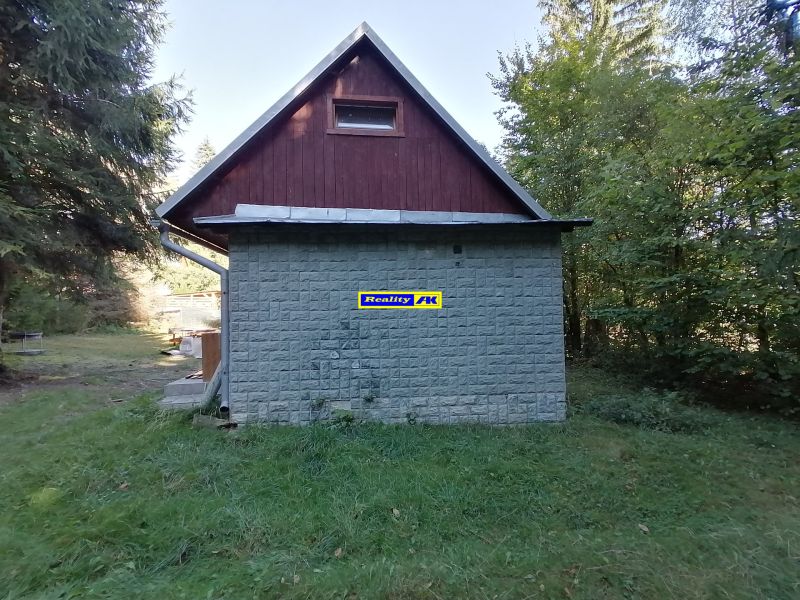 Chata pri Vrútkach v Martine, obklopená zeleňou, v tichej lokalite.