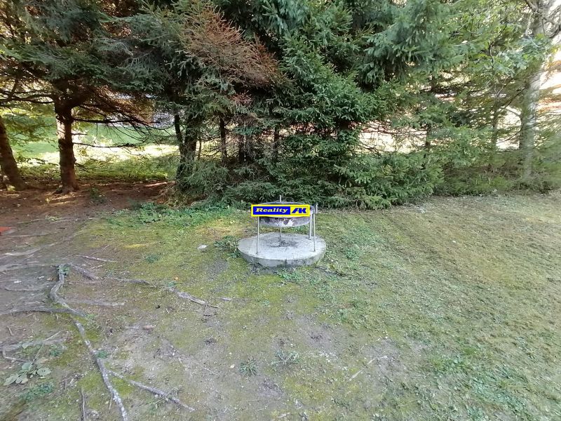 Lesný pozemok pri chate vo Vrútkach, Martin, s hustým rastom stromov.