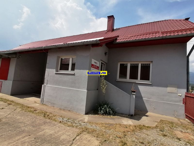 Budova na ulici Sučany v Martine s červenou omietkou a šikmou strechou.