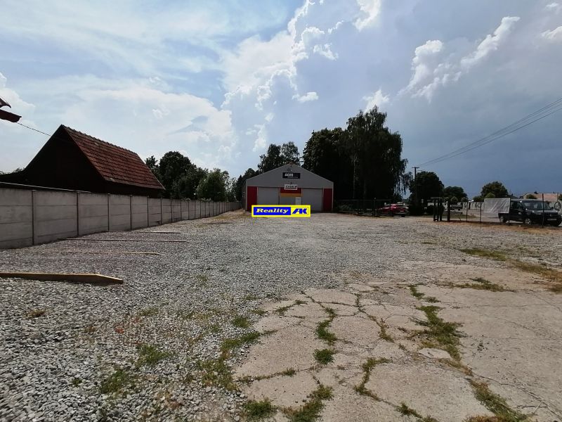Exteriér skladov a hál v Sučanoch, Martin. Rozľahlá spevnená plocha a budova.