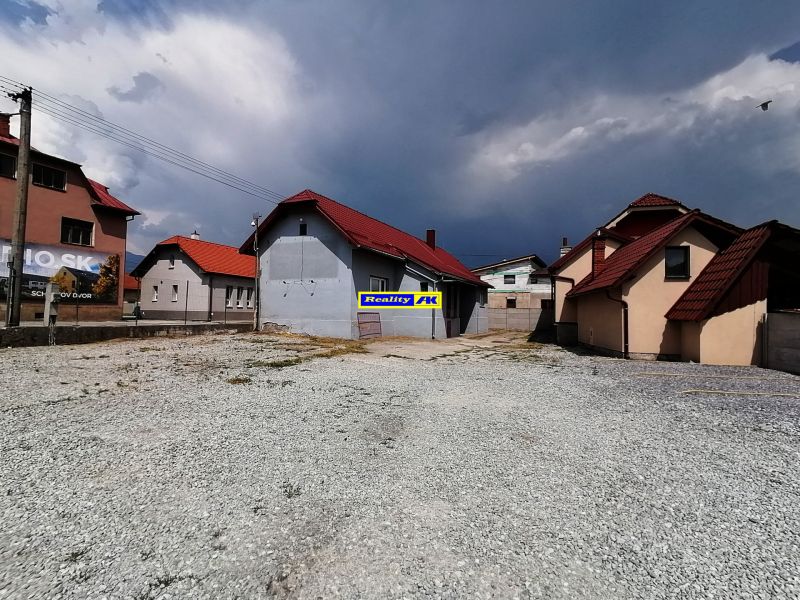 Budovy so štrkovou plochou na ulici Sučany v Martine, vhodné pre sklady a haly.