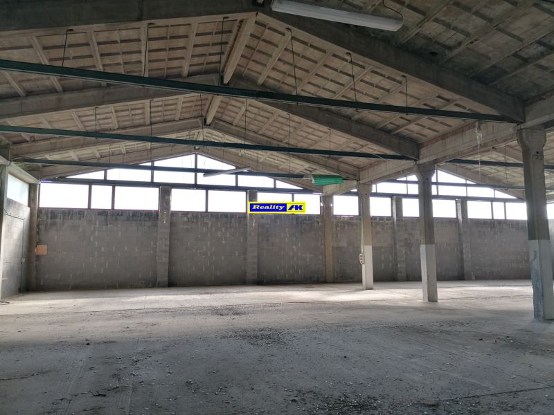 Industriálny priestor s betónovou podlahou a stropom, vhodný pre sklady a haly.