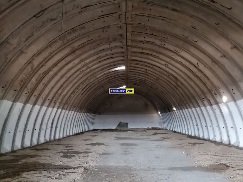 Oblúková hala s betónovou podlahou určená pre sklady a haly.