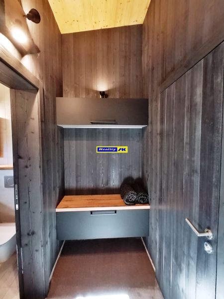 Chodba vo vile s dreveným obkladom a nábytkom s dreveným dekorom.