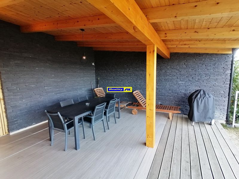Krytá terasa vily s dreveným stropom, nábytkom a grilom, Bobrovník, Liptovský Mikuláš.