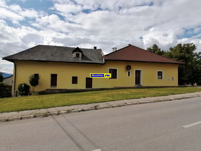 Rodinný dom v Mošovciach, Turčianske Teplice, so žltou fasádou a šikmou strechou.